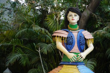 Oyuncak bebek, parkta.