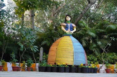 Oyuncak bebek, parkta.