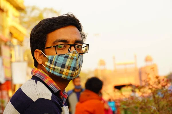 マスクを持つ貧しいインドの男の画像 男の顔を持つマスク — ストック写真