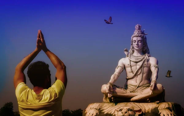 Shivratri Und Shiva Ein Mann Der Namskara Zur Shiva Statue — Stockfoto
