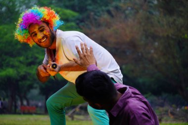 Holi Images oynayan genç Hintli çocuk portresi