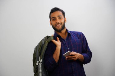 Çanta görüntüsü HD olan genç bir üniversite öğrencisi