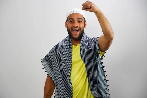 Genç Hintli Asyalı Müslüman Adam Başarı Işareti — Stok fotoğraf
