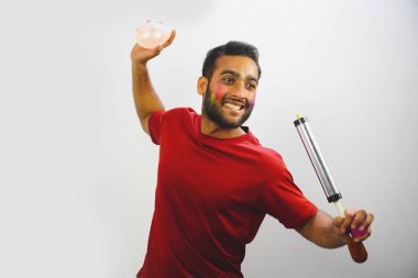 Su balonlu genç çocuk Holi Images oynuyor.