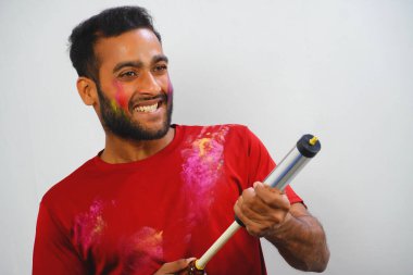 Holi 'de pitchakari çalan genç çocuk.