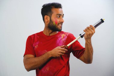 Holi 'de pitchakari çalan genç çocuk.