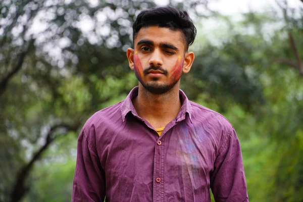 Молодой Индиец Цветным Лицом Наслаждается Фестивале Цветов Холи — стоковое фото
