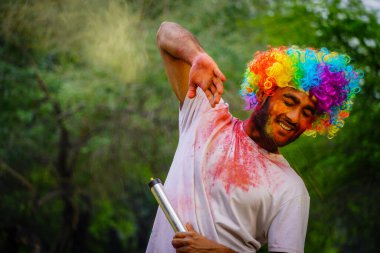 Holi renk festivalini kutlayan genç Hintli adamın portresi