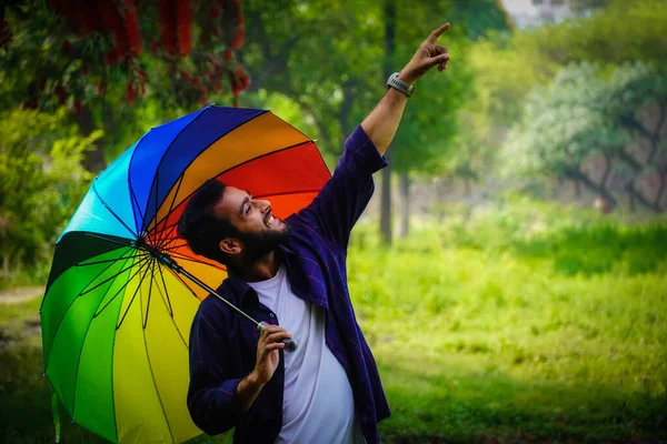 春は傘を背に花を咲かせる男 — ストック写真