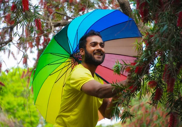 春の男の子傘の屋外での色の傘の休日 — ストック写真