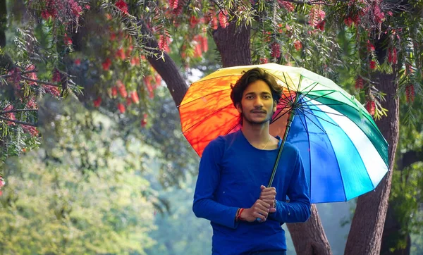 快乐的亚洲男孩 夏天在户外拿着五彩缤纷的雨伞 — 图库照片
