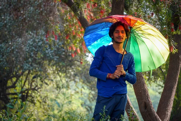 夏のアウトドアでカラフルな傘を持って幸せなアジアの男の子 — ストック写真