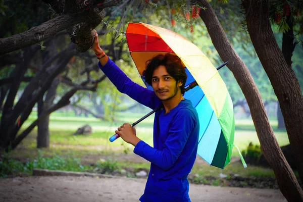 快乐的亚洲男孩 夏天在户外拿着五彩缤纷的雨伞 — 图库照片