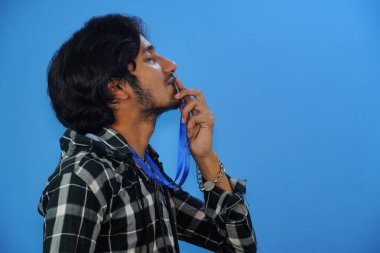 Yakışıklı adam zafer görüntüsü.