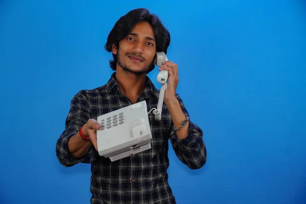 Beau Jeune Homme Parlant Par Téléphone Sur Fond Bleu — Photo