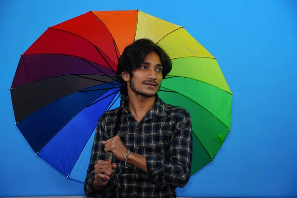 Jeune Homme Beau Tenant Parapluie Coloré Donnant Une Expression Étonnante — Photo