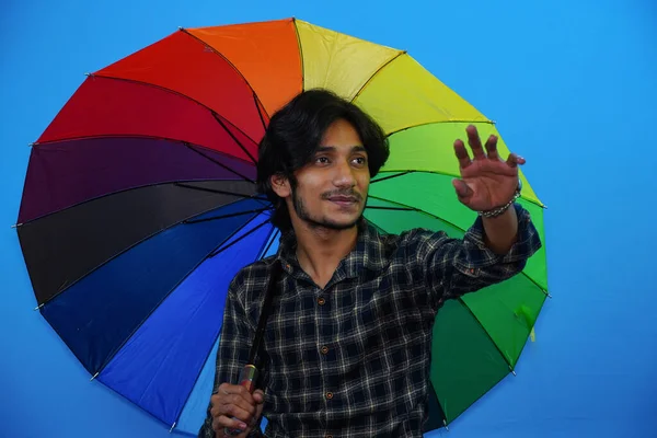 Joven Hombre Guapo Sosteniendo Paraguas Colorido Dando Expresión Asombrada Miedo — Foto de Stock