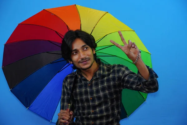 Mladý Pohledný Muž Drží Barevný Deštník Dává Užaslý Výraz Strach — Stock fotografie