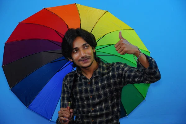 Ung Stilig Man Håller Färgglada Paraply Och Ger Förvånad Uttryck — Stockfoto