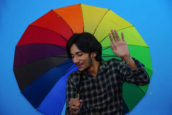 Genç Yakışıklı Adam Renkli Bir Şemsiye Tutuyor Hayret Verici Bir — Stok fotoğraf