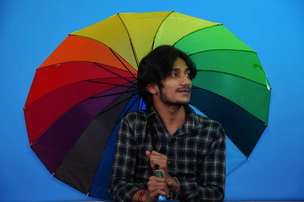 Junger Gutaussehender Mann Mit Buntem Regenschirm Und Erstaunter Miene Angst — Stockfoto