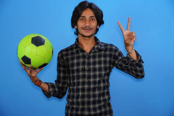 Jovem Jogador Bonito Segurando Futebol Preto Amarelo Dando Expressão Surpreendente — Fotografia de Stock