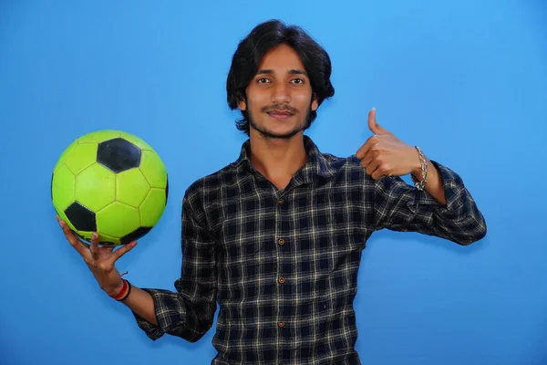 Joven Jugador Guapo Sosteniendo Fútbol Negro Amarillo Dando Expresión Asombrada — Foto de Stock