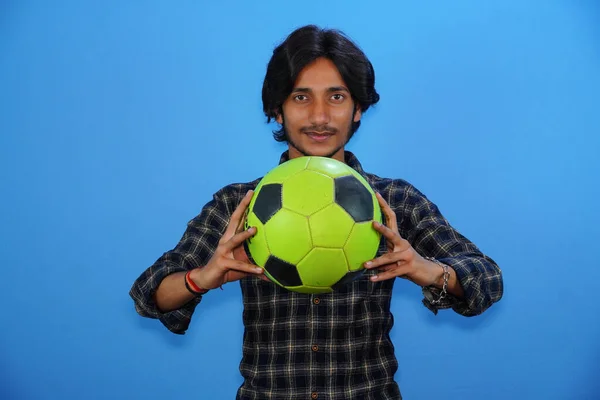 Junger Gutaussehender Spieler Mit Schwarz Gelbem Fußball Und Erstaunter Miene — Stockfoto