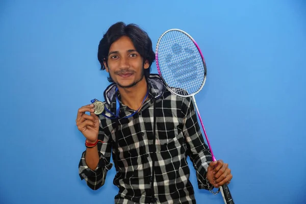 Yakışıklı Adam Badminton Zaferi Mutlu Bir Gülümsemeyle Kazanan Yüz Ifadesini — Stok fotoğraf