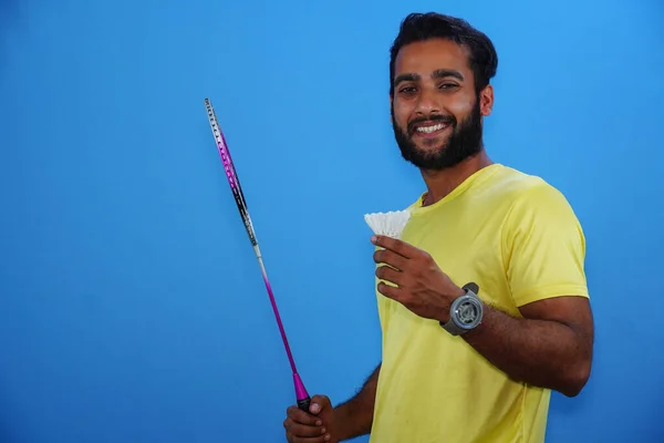 Hombre Jugando Bádminton Aislado Sobre Fondo Azul — Foto de Stock