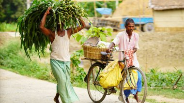 Çiftçiler yolda yürüyorlar, sıkı çalışıyorlar.
