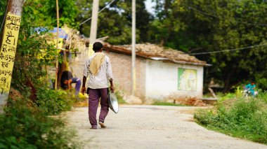 Üzgün adam evine gidiyor.