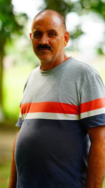 Hintli çiftçi tarlada duruyor