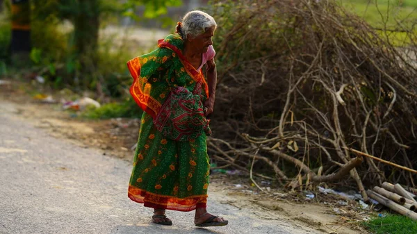 Arme Alte Frauen Die Auf Trage Gehen — Stockfoto