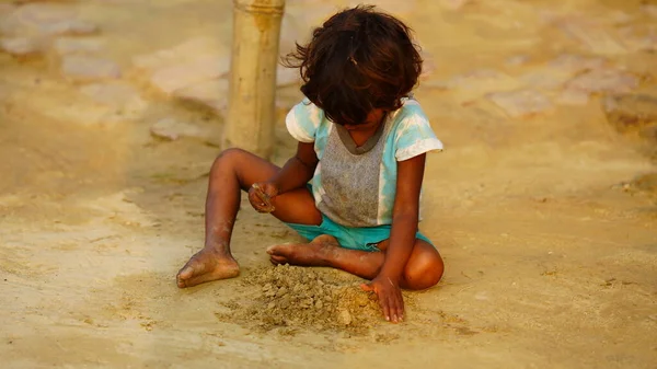 Бедная Одинокая Девочка Играющая Почве — стоковое фото