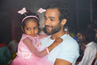 Yakışıklı bir baba ve güzel bir kız.