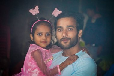 Yakışıklı bir baba ve tatlı bir kız.