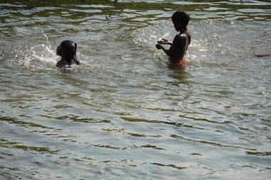 Hintli zavallı çocuk gölde banyo yapıyor..