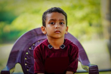 Köydeki küçük üzgün çocuk.