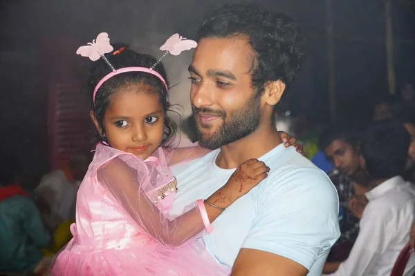 Yakışıklı bir baba ve güzel bir kız.