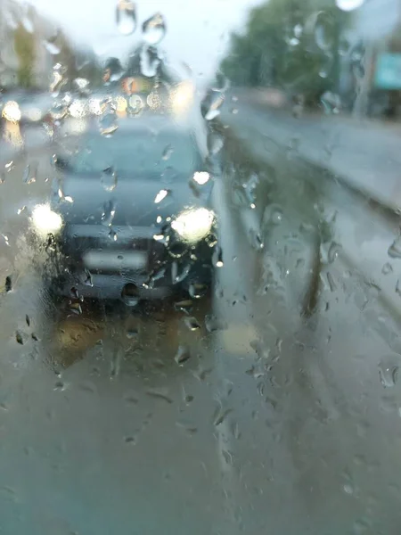 Auto Bagnata Sulla Strada Dietro Vetro — Foto Stock