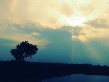 Olağanüstü bir doğa. Bulutlar güneşi tamamen yuttu ve doğa güzel bir şekle büründü.