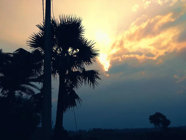 Gyönyörű Tájak Felhői Égen Teljesen Elnyelték Napot Aztán Természet Egy — Stock Fotó