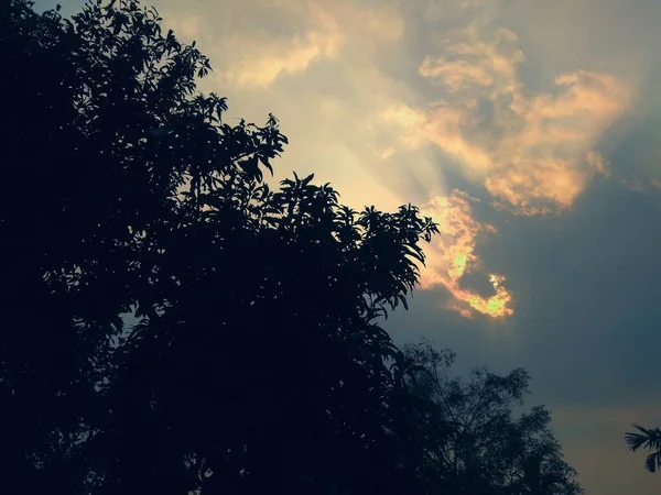 Чрезвычайно Красивый Пейзаж Вечернее Время Облака Полностью Поглотили Солнце Нашел — стоковое фото