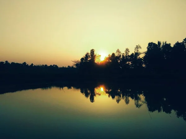 Sinar Matahari Yang Menakjubkan Jatuh Atas Air Danau Dan Ada — Stok Foto