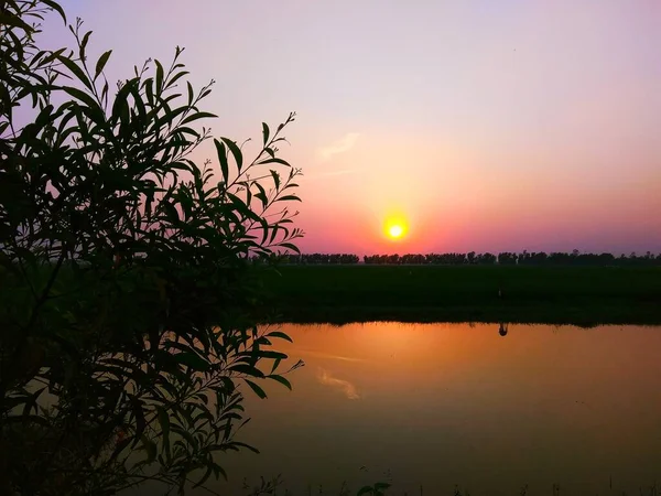 สวยงามและทะเลสาบและดวงอาท องแสงบนน าทะเลสาบเพ อให ทะเลสาบและร างได างใหม — ภาพถ่ายสต็อก