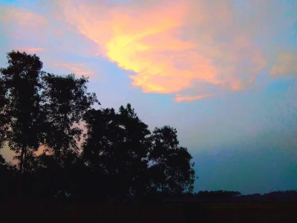 農村の風景や雲は太陽を完全に飲み込み 自然はそれを別の形に変えました — ストック写真