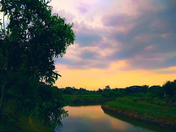 Amazing Scenery Evening Sky Overcast Sun Shining River Water — Stock fotografie