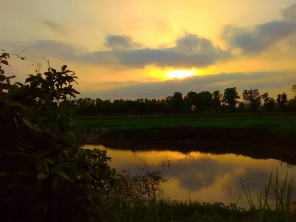 Flodlandskap Med Moln Och Solnedgång Himlen Och Floden Vatten Och — Stockfoto