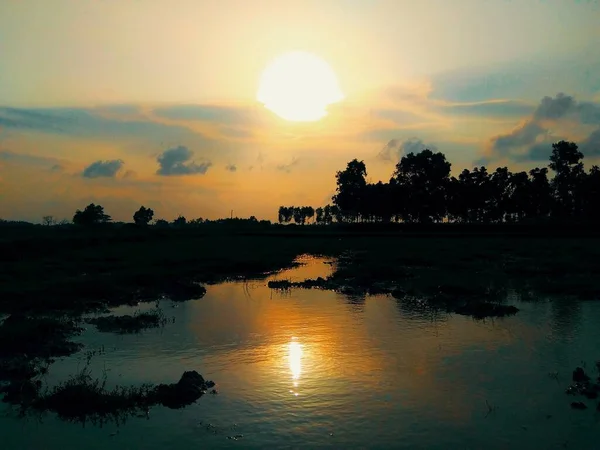 Lake Land Scene Almost Evening Clouds Sky Sun Rays Fall — Stockfoto